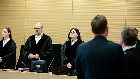 Ein Richter (vorn) trieb es vor allem w&auml;hrend seiner Arbeitszeit zu weit ‒ und wurde daf&uuml;r nun von einem Kollegen verurteilt.