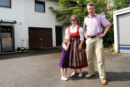 Eva-Maria Deistler mit Tochter Susi und Bruder Gustav Seilstorfer vor ihrem Haus in Grafing, das versteigert werden soll .
