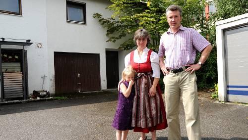 Eva-Maria Deistler mit Tochter Susi und Bruder Gustav Seilstorfer vor ihrem Haus in Grafing, das versteigert werden soll . Eva-Maria Deistler mit Tochter Susi und Bruder Gustav Seilstorfer vor ihrem Haus in Grafing, das versteigert werden soll .