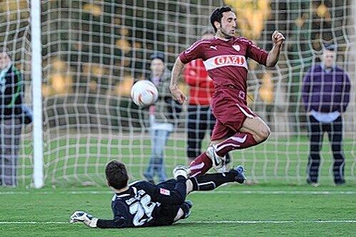 Ein unglücklicher Zusammenprall mit fürchterlichen Folgen für Fürths Keeper Max Grün: Stuttgarts Christian Molinaro bricht ihm das Schienbein.