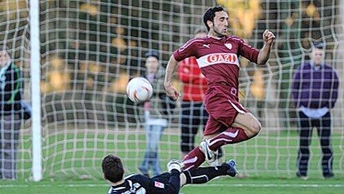 Ein unglücklicher Zusammenprall mit fürchterlichen Folgen für Fürths Keeper Max Grün: Stuttgarts Christian Molinaro bricht ihm das Schienbein. Ein unglücklicher Zusammenprall mit fürchterlichen Folgen für Fürths Keeper Max Grün: Stuttgarts Christian Molinaro bricht ihm das Schienbein.