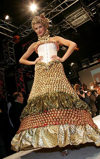 Lena schlägt sich als Model ganz gut durch - ihr letzter großer Coup: Die New York Fashion Week! Seit 2009 moderiert sie außerdem die österreichische Version von "America&rsquo;s Next Top Model", "Austria&rsquo;s Next Topmodel".
