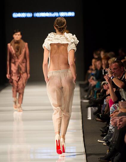 Ist das der neue Nackt-Trend? Bei der Fashion Week in Polen präsentieren Models transparente Mode - sehen Sie hier die besten Bilder.