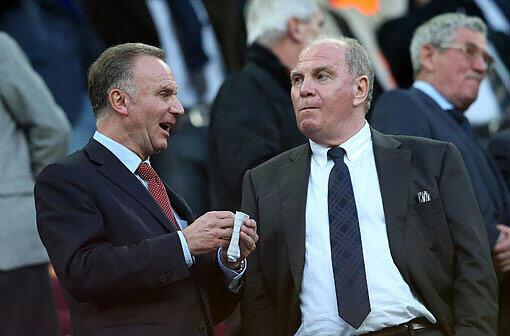Karl-Heinz Rummenigge auf der Tribüne in Camp Nou mit Präsident Uli Hoeneß.