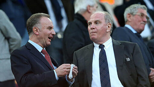 Karl-Heinz Rummenigge auf der Tribüne in Camp Nou mit Präsident Uli Hoeneß. Karl-Heinz Rummenigge auf der Tribüne in Camp Nou mit Präsident Uli Hoeneß.