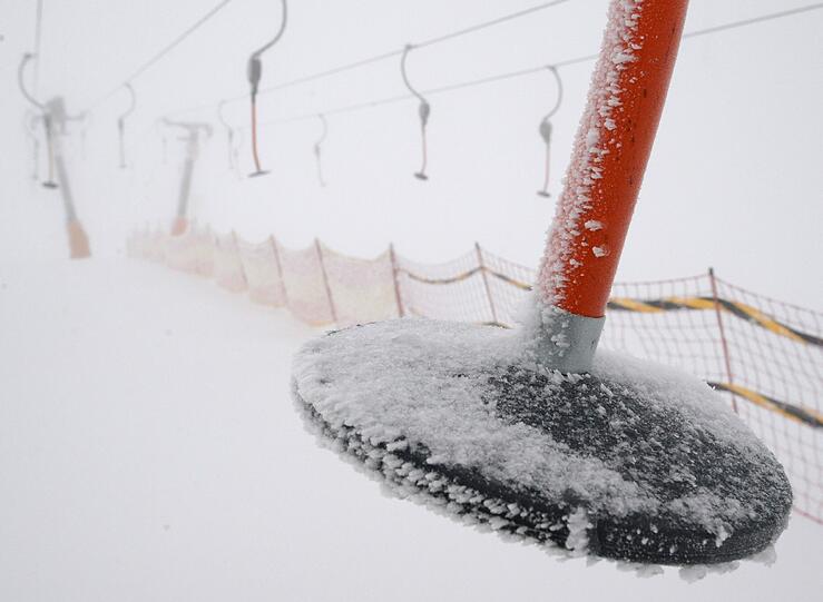 Der erste Schnee ist gefallen und verhüllt alles in ein sanftes Weiß. Aber Achtung Autofahrer: Die Straßen sind glatt.