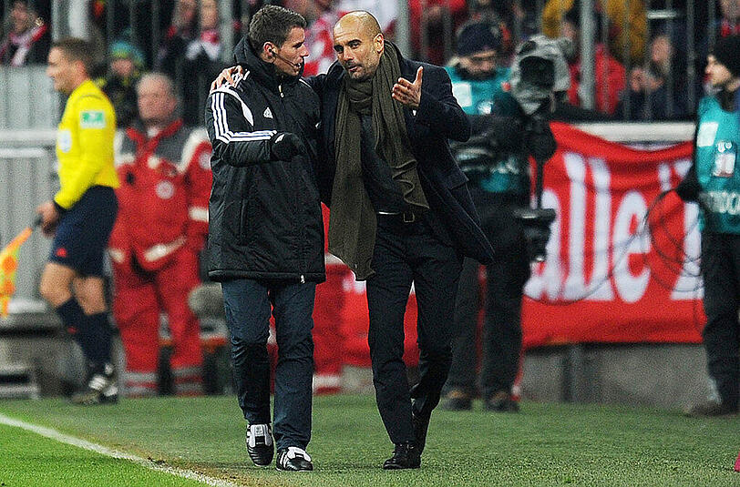 "Ah Compadre, ist nicht so schlimm", scheint Pep dem vierten Offiziellen ins Ohr zu flüstern. Pep zu seinem Eckfahnen-Ausflug: "Da war ich emotional. Aber alles war sehr, sehr, sehr nett. Es war sehr korrekt." Der Coach beruhigt Schiedsrichter Kempter.