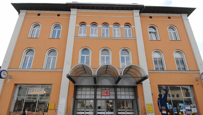 Flüchtlingsansturm auf den Passauer Hauptbahnhof. Flüchtlingsansturm auf den Passauer Hauptbahnhof.