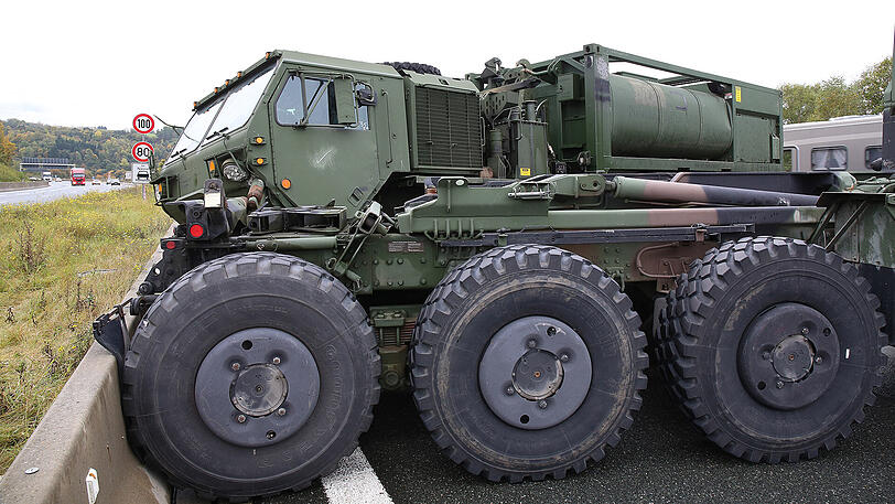 Ein kurioser Unfall der US Army legte am Samstag die A9 lahm. Die Bilder.