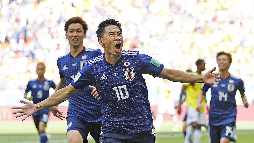 Die Bundesliga-Legionäre Shinji Kagawa, Yuya Osako und Makoto Hasebe bejubeln den Führungstreffer der Japaner gegen Kolumbien.