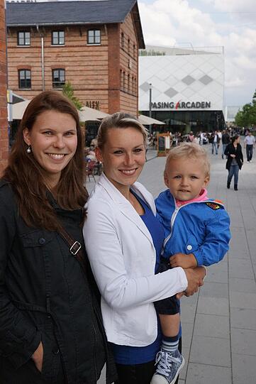 Melanie und Monika mit ihrem Sohn Tim.
