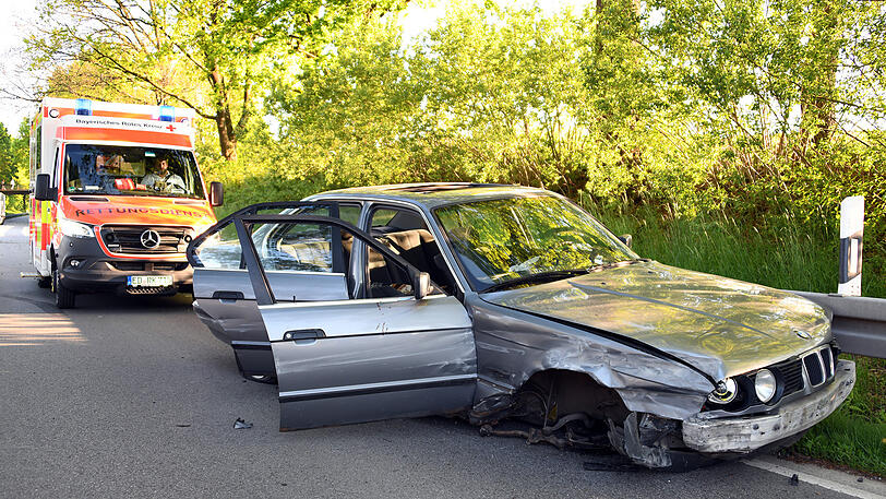 An dem alten 5er BMW entstand wirtschaftlicher Totalschaden - Bilder vom Unfallort.