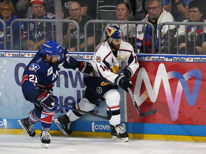 Mannheims Nicolas Krämmer (l) im Duell mit Münchens Justin Shugg.