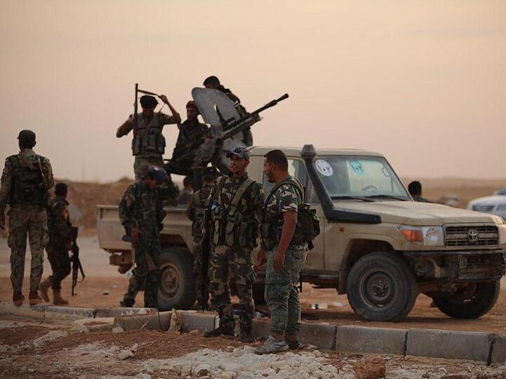 Syrische Regierungstruppen rücken in den Luftwaffenstützpunkt Al-Tabqa südlich der syrischen Al-Rakka-Region ein.