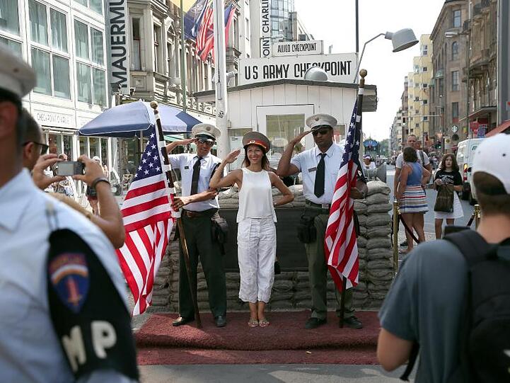 Sie sollen weg: Am Checkpoint Charlie, dem ehemaligen Grenzübergang zwischen West- und Ostberlin, posieren Schauspieler in US-Uniformen.