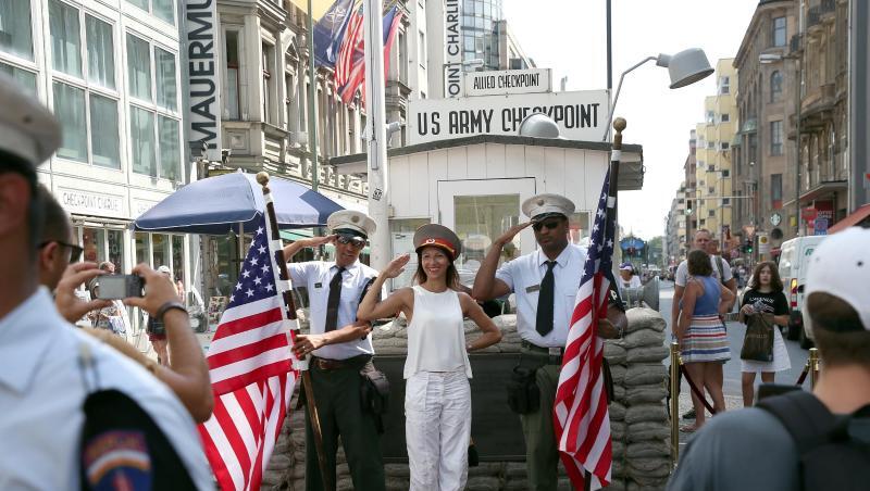 Sie sollen weg: Am Checkpoint Charlie, dem ehemaligen Grenzübergang zwischen West- und Ostberlin, posieren Schauspieler in US-Uniformen. Sie sollen weg: Am Checkpoint Charlie, dem ehemaligen Grenzübergang zwischen West- und Ostberlin, posieren Schauspieler in US-Uniformen.