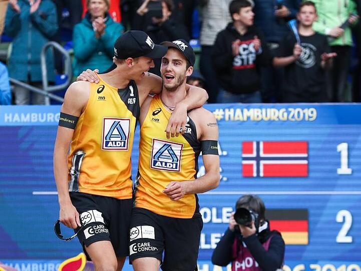 Julius Thole (l) und Clemens Wickler feiern nach ihrem Sieg gegen Norwegen den Einzug ins WM-Finale.