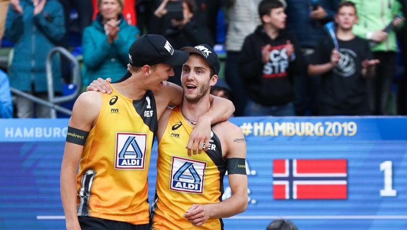 Julius Thole (l) und Clemens Wickler feiern nach ihrem Sieg gegen Norwegen den Einzug ins WM-Finale. Julius Thole (l) und Clemens Wickler feiern nach ihrem Sieg gegen Norwegen den Einzug ins WM-Finale.
