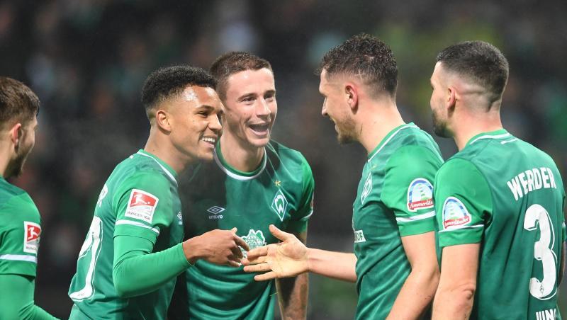 Die Spieler von Werder Bremen feiern ein weiteres Tor beim 4:0-Sieg gegen Erzgebirge Aue.