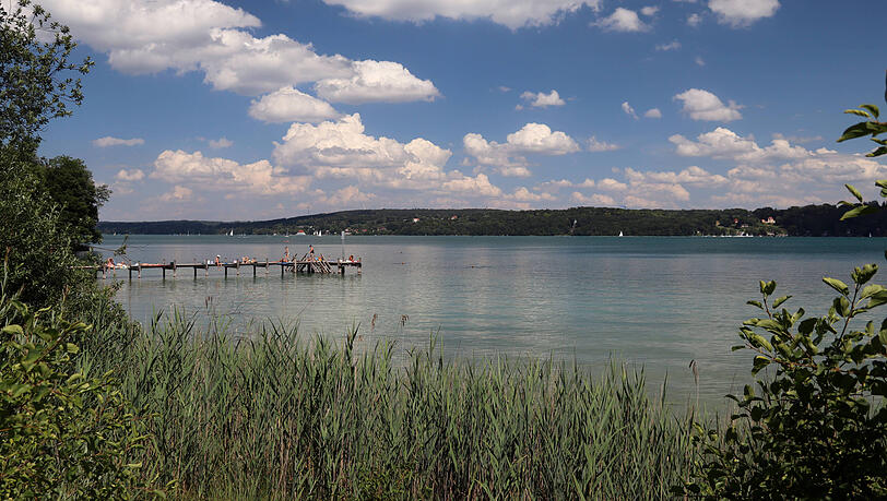 Der Mann sprang von einem Steg aus ins Wasser. (Archivbild)