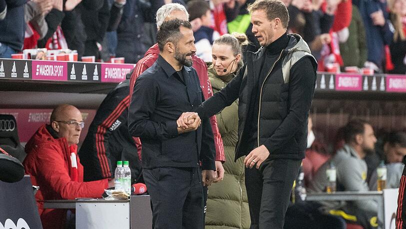 Bayerns Sportdirektor Hasan Salihamidzic (l) und Trainer Julian Nagelsmann am Spielfeldrand.