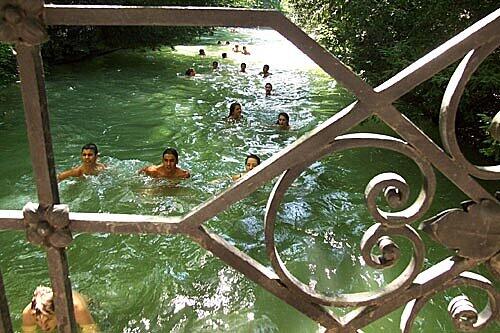 Das schönste Vergnügen an einem heißen Sommertag: Mit einem Sprung in den Eisbach abtauchen und sich treiben lassen. Doch ob das in Zukunft noch ungestraft möglich ist, ist derzeit fraglich.
