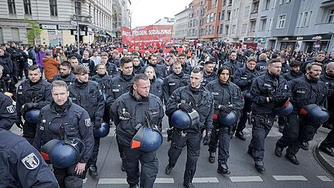 Der Demonstrationszug zum "Revolutionärer 1. Mai" in Berlin-Neukölln.
