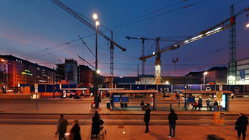 Wo einmal der Hauptbahnhof stand, stehen heute Kräne. Wo einmal der Hauptbahnhof stand, stehen heute Kräne.