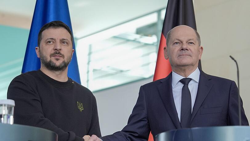 Scholz und Selenskyj haben bei einem Besuch des Ukrainers in Berlin einen langfristigen Sicherheitspakt geschlossen. Scholz und Selenskyj haben bei einem Besuch des Ukrainers in Berlin einen langfristigen Sicherheitspakt geschlossen.