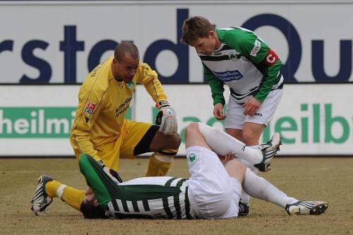 Schrecksekunde: Fürths Keeper Stephan Loboué und Kapitän Daniel Felgenhauer kümmern sich um den verletzten Martin Meichelbeck.