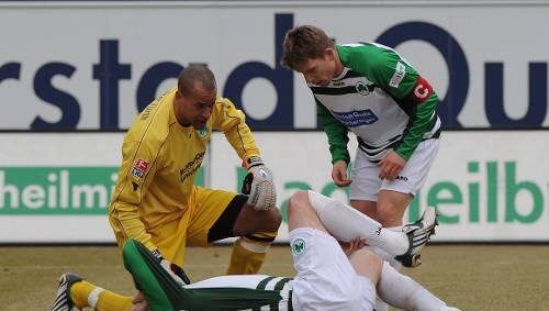 Schrecksekunde: Fürths Keeper Stephan Loboué und Kapitän Daniel Felgenhauer kümmern sich um den verletzten Martin Meichelbeck. Schrecksekunde: Fürths Keeper Stephan Loboué und Kapitän Daniel Felgenhauer kümmern sich um den verletzten Martin Meichelbeck.