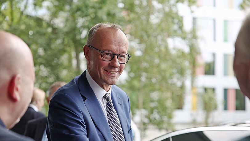 Merz trifft zu seiner ersten Sommer-Pressekonferenz als Bundeskanzler ein.