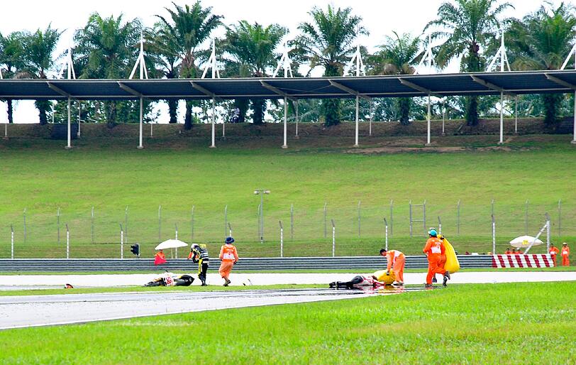Simoncelli wurde beim 
Unfall der Helm abgerissen, der 24-Jährige blieb regungslos auf der 
Strecke liegen.