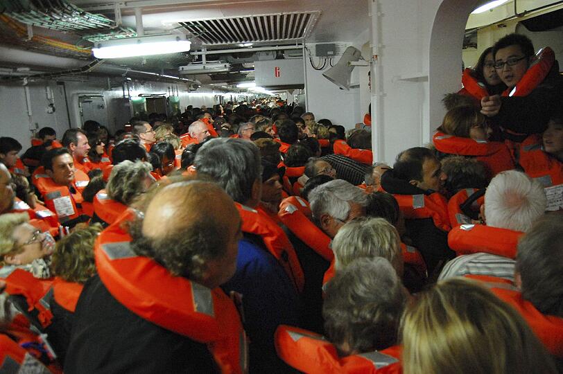 Bangen auf dem havarierten Schiff!