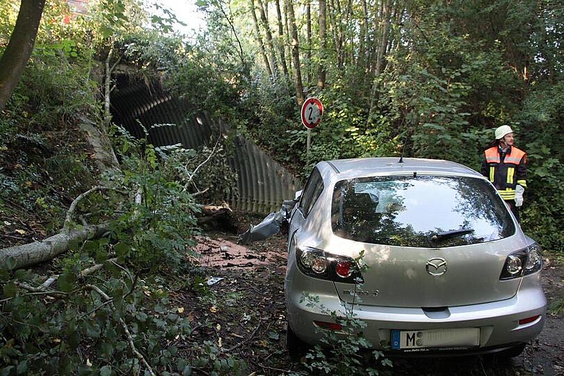 Von Muehldorf in Richtung Muenchen faehrt ein Mazda 3 mit Muenchner Zulassung. Auf Hoehe Haun kommt das Fahrzeug nach links von der fahrbahn ab und faehrt in eine kleine Baumgruppe. Danach stuerzt der PKW ca. 4 Meter die Boeschung hinab und kommt bei einer Unterfuehrung zum Stillstand. Der oder die Fahrerin wurde unbestimmten grades verletzt. Die Feuerwehren aus Heldenstein , Weidenbach und Lauterbach sowie das BRK sind vor Ort. Der Verletzte wurde vom BRK ins KH nach Mühldorf gebracht.