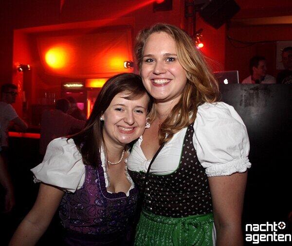 Lap-Dance und sehr viel nackte Haut. Bei der "Party Pornös in der Nachtgalerie ging?s am Mittwoch heiß her! Mehr Bilder unter: www.nachtagenten.de