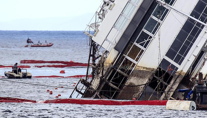 Die aufwendige Bergungsaktion der havarierten "Costa Concordia" ist angelaufen. Ganz langsam richtet sich das Kreuzfahrtschiff auf. Die Bilder von der spektakulären Bergung.