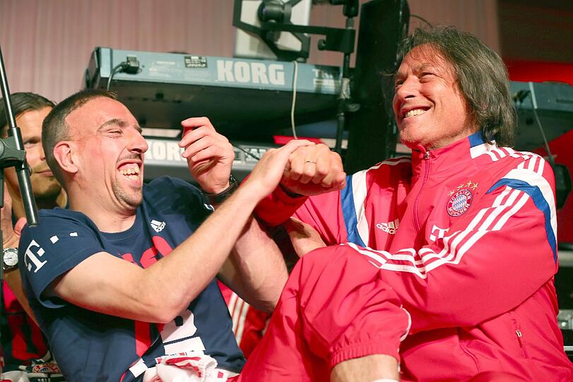 Spaßvogel Franck Ribéry (l) albert mit Bayern-Doc Müller-Wohlfahrt herum.
