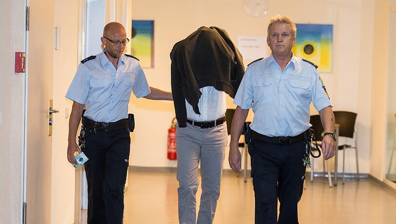 Der Angeklagte wird ins Landgericht geführt. Er gesteht zum Prozessauftakt die Tat. Der Angeklagte wird ins Landgericht geführt. Er gesteht zum Prozessauftakt die Tat.