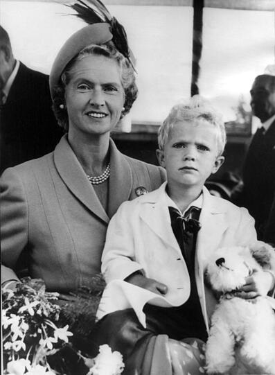 Sibylla Prinzessin von Sachsen-Coburg und Gotha mit ihrem Sohn Prinz Carl Gustaf 1949 bei einer Hundeschau im Kennel Club in Stockholm.