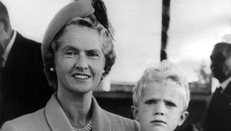 Sibylla Prinzessin von Sachsen-Coburg und Gotha mit ihrem Sohn Prinz Carl Gustaf 1949 bei einer Hundeschau im Kennel Club in Stockholm. Sibylla Prinzessin von Sachsen-Coburg und Gotha mit ihrem Sohn Prinz Carl Gustaf 1949 bei einer Hundeschau im Kennel Club in Stockholm.