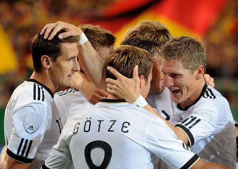 10. August 2011: Bastian Schweinsteiger feiert mit seinen Teamkollegen Mario Götze und Miroslav Klose das 2:0 im Testspiel in Stuttgart gegen Brasilien.