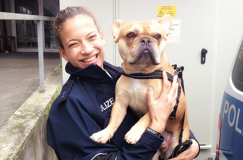 Bundespolizistin Jamie (23) hatte gleich einen Draht zu "Henry". Wo die französische Bulldogge ihr neues Zuhause findet - entscheidet sich kommende Woche.