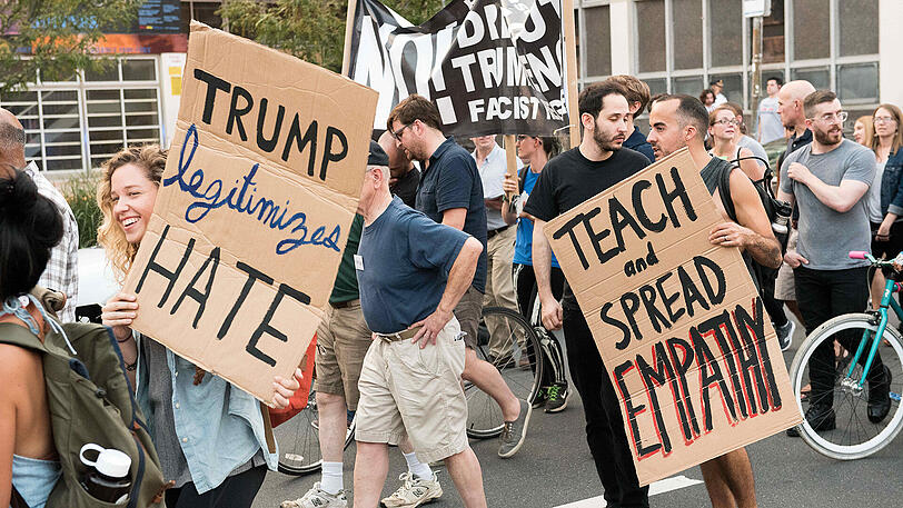 "Trump legitimiert Hass" und "Lehre und verbreite Empathie" - im ganzen Land gehen Menschen gegen die Gewalt in Charlottesville und die Aussagen Donald Trumps auf die Straße
