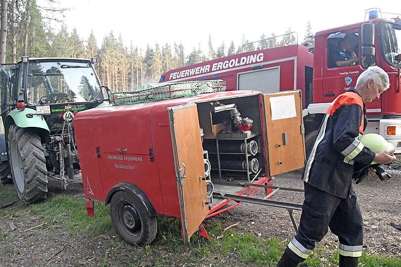 In der Nähe von Landshut standen am Freitagabend knapp 20.000 Quadratmeter Wald in Flammen. Rund 300 Einsatzkräfte waren bis tief in die Nacht im Einsatz, um den Brand unter Kontrolle zu bekommen.