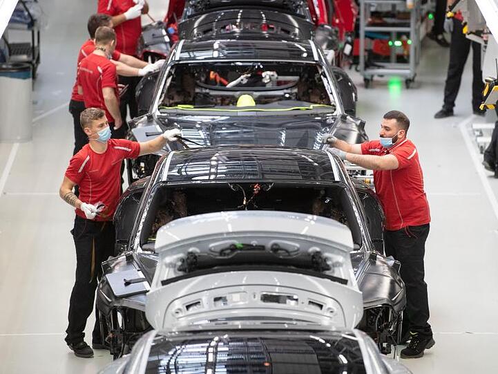 Porsche-Mitarbeiter in der Produktion in Stuttgart.