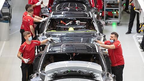Porsche-Mitarbeiter in der Produktion in Stuttgart.