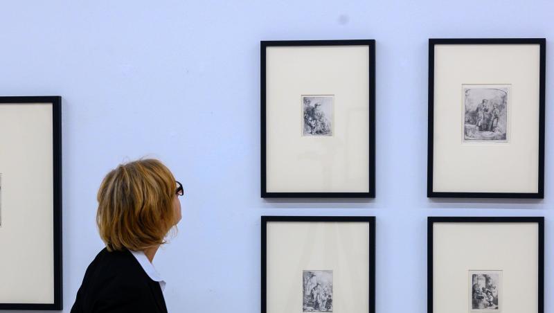 Eine Museumsmitarbeiterin geht durch die Sonderausstellung mit ausgewählten Meistergrafiken von Rembrandt. Eine Museumsmitarbeiterin geht durch die Sonderausstellung mit ausgewählten Meistergrafiken von Rembrandt.