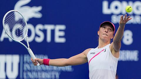 Die Weltranglisten-Erste Iga Swiatek schlägt bei den WTA Finals künftig in Riad auf.