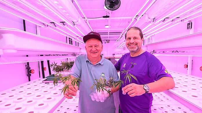 Hanf-Aktivist Wenzel Cerveny (li.) und Container-Chef Pavol Bobek zeigen die Cannabis-Stecklinge in ihrem neuen Plantagen-Container.